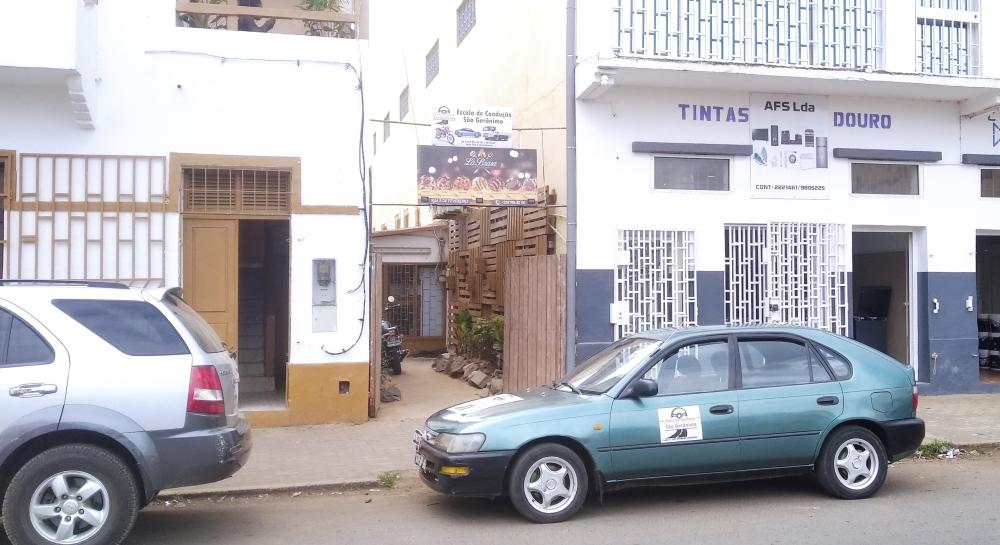 Foto do edifício da escola de condução São Gerônimo 