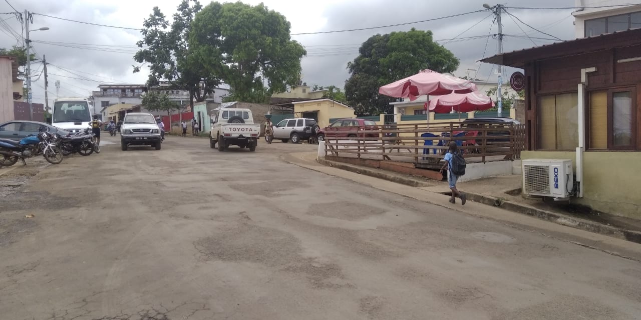 Foto de uma rua da cidade São Tomé