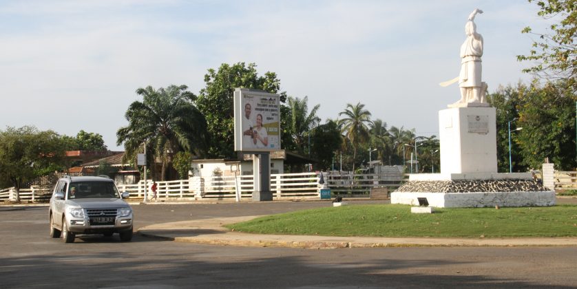 Foto de um veículo a contornar uma rotunda em São Tomé