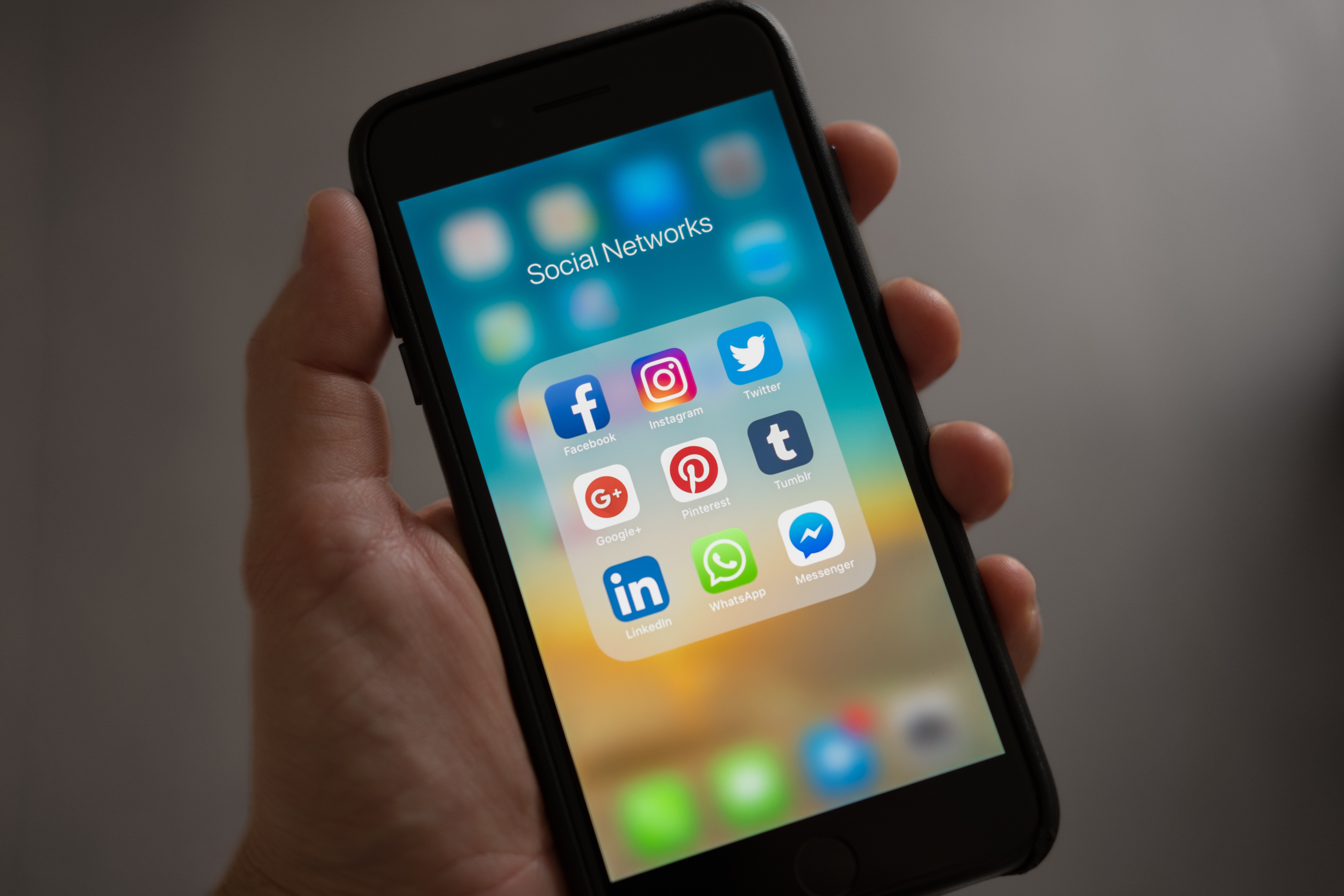 Foto de Tracy Le Blanc: https://www.pexels.com/pt-br/foto/pessoa-segurando-iphone-mostrando-pasta-de-redes-sociais-607812/